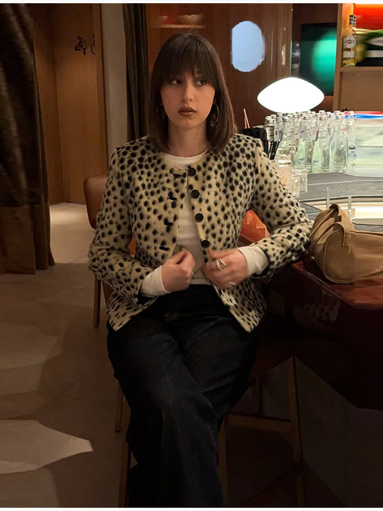 Casaco Curto de Pelo Sintético com Estampado Leopardo