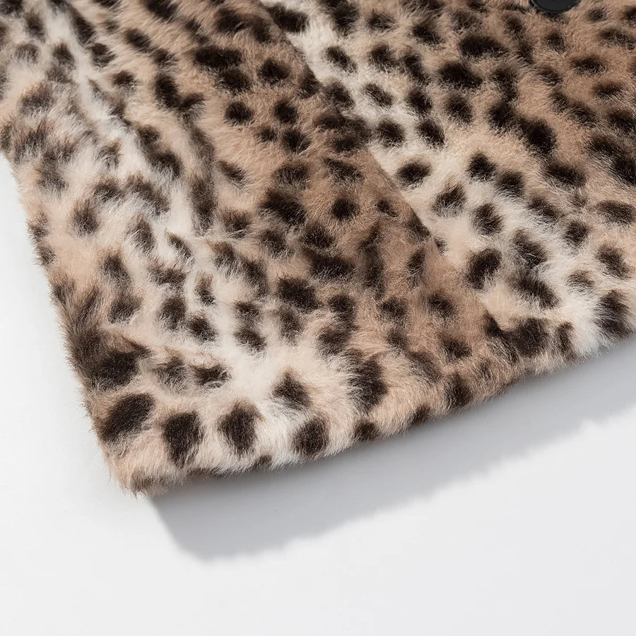 Casaco Curto de Pelo Sintético com Estampado Leopardo
