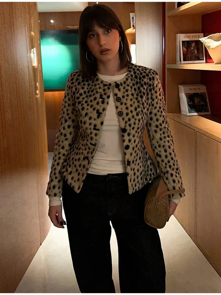 Casaco Curto de Pelo Sintético com Estampado Leopardo