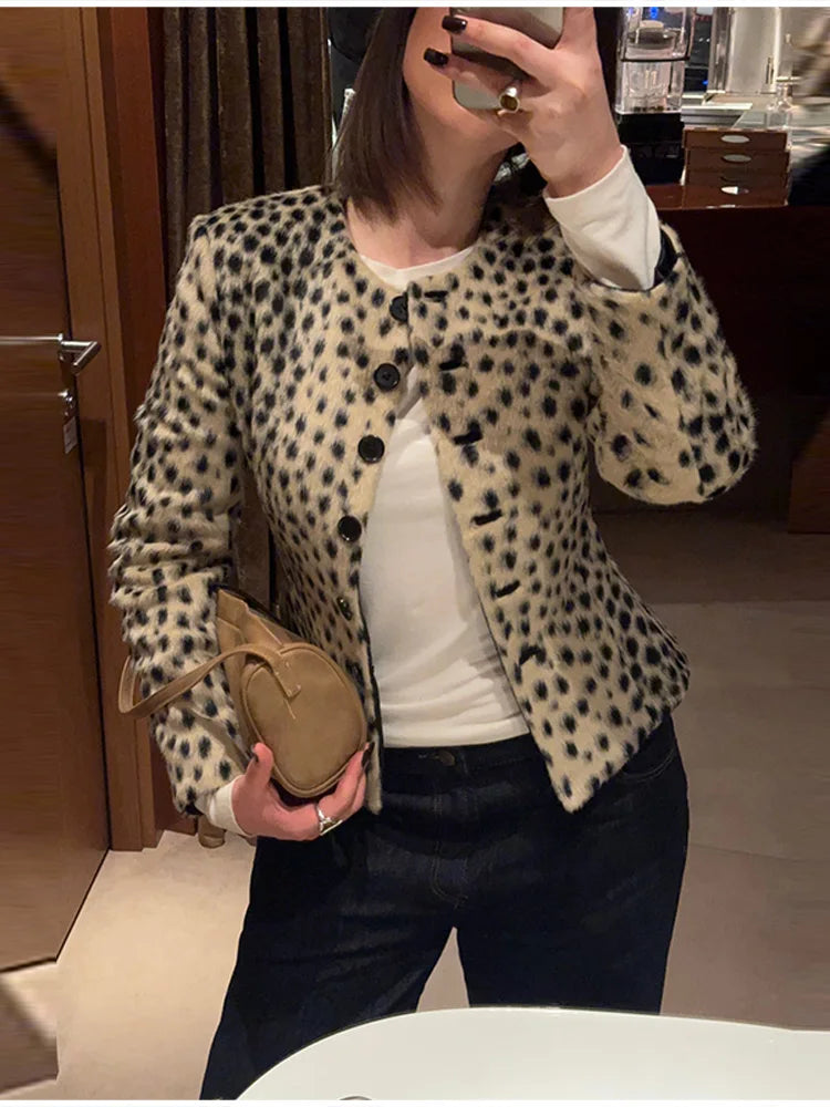 Casaco Curto de Pelo Sintético com Estampado Leopardo