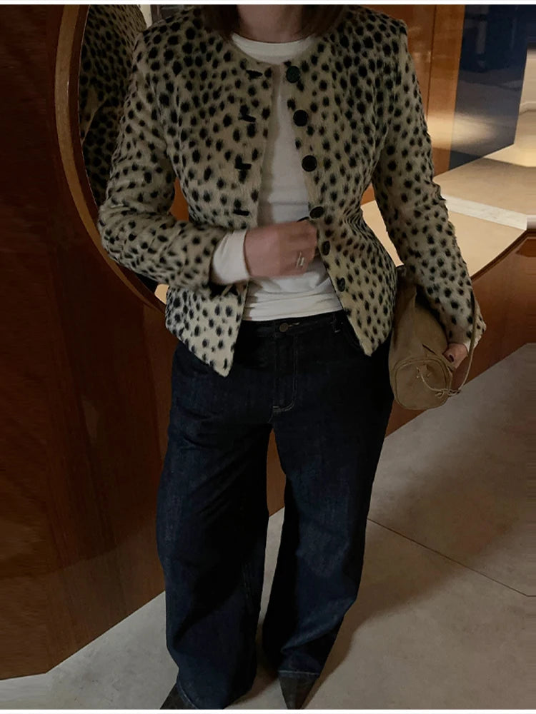 Casaco Curto de Pelo Sintético com Estampado Leopardo