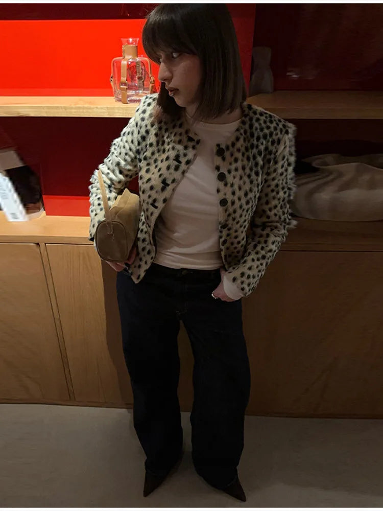 Casaco Curto de Pelo Sintético com Estampado Leopardo