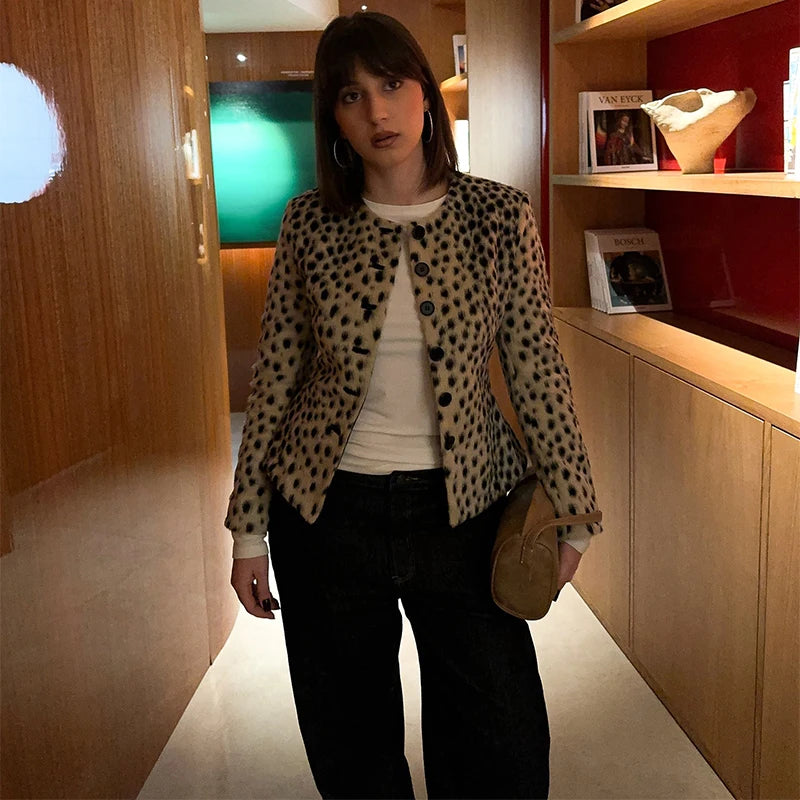 Casaco Curto de Pelo Sintético com Estampado Leopardo
