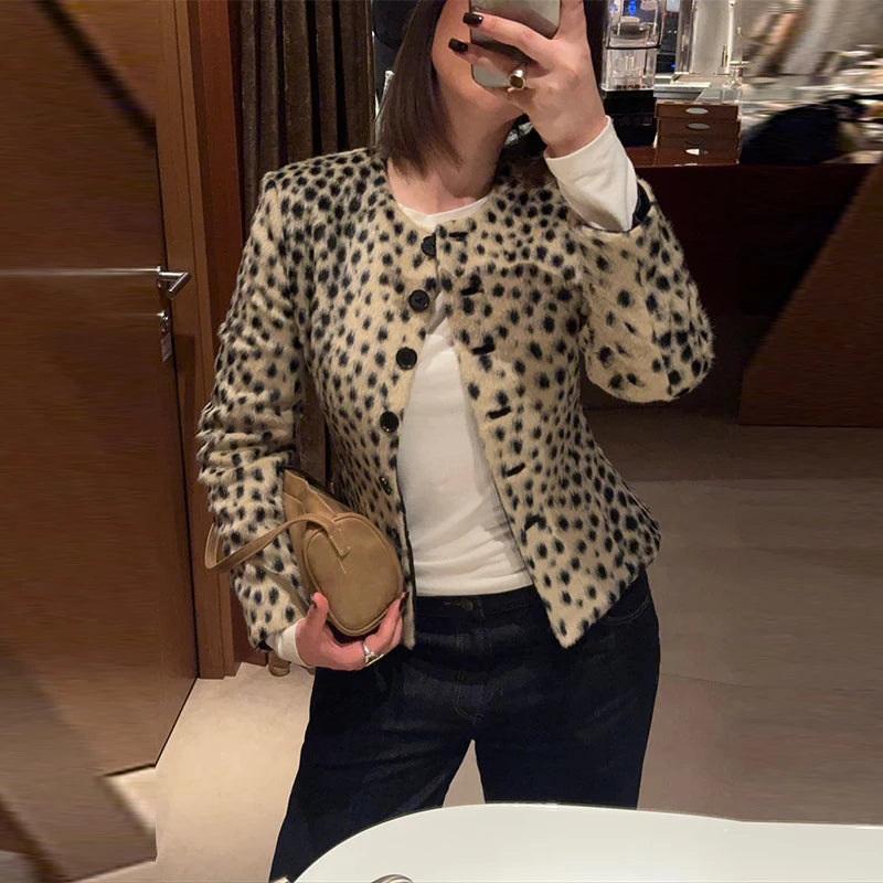 Casaco Curto de Pelo Sintético com Estampado Leopardo