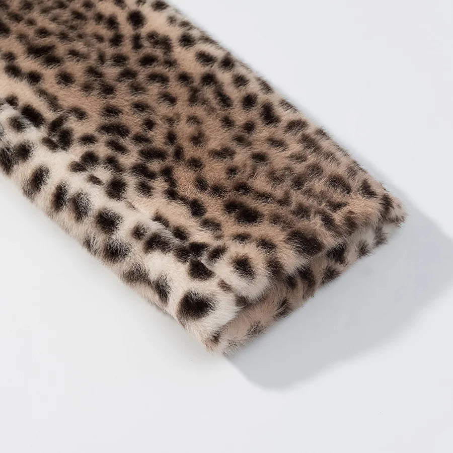 Casaco Curto de Pelo Sintético com Estampado Leopardo