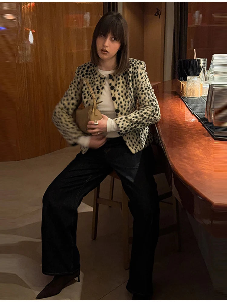 Casaco Curto de Pelo Sintético com Estampado Leopardo