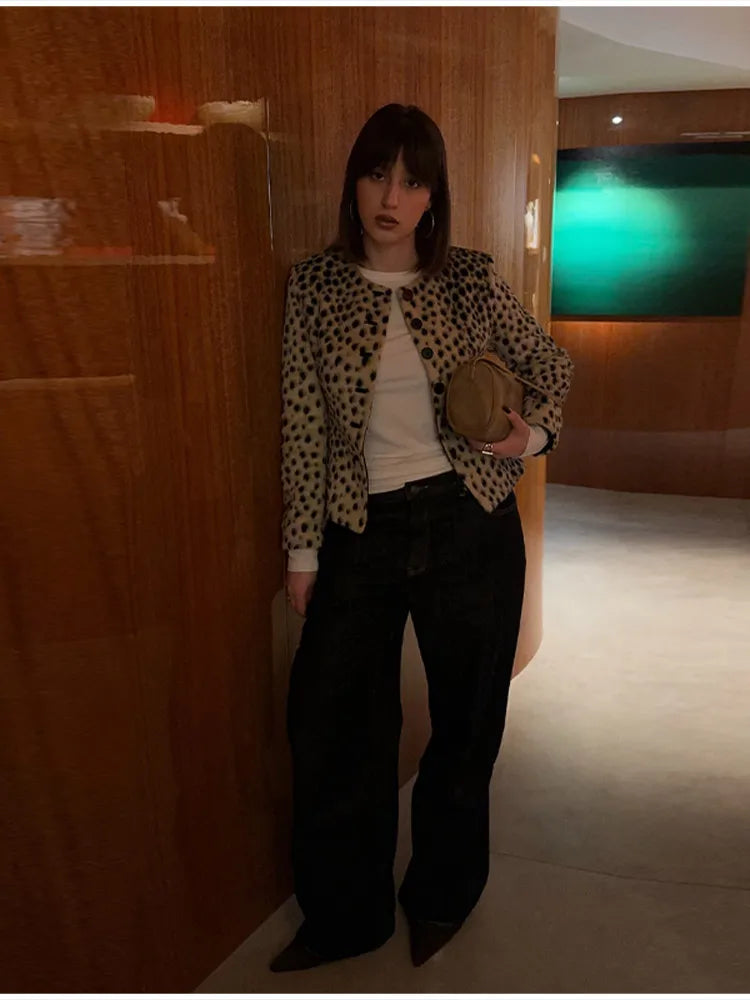 Casaco Curto de Pelo Sintético com Estampado Leopardo